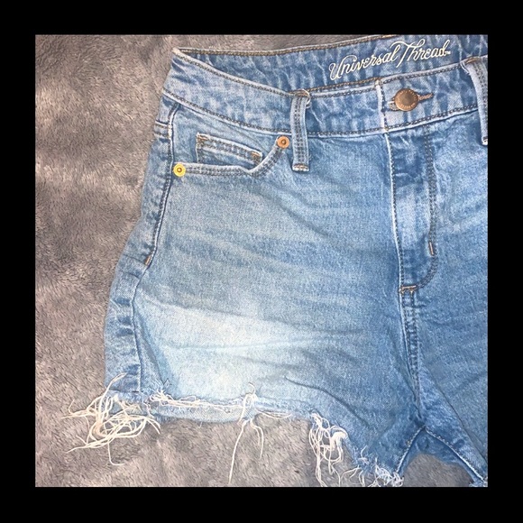 Universal Thread High Rise Shortie High Waisted Light Wash Jean Shorts Sz 2/26R - Picture 3 of 16